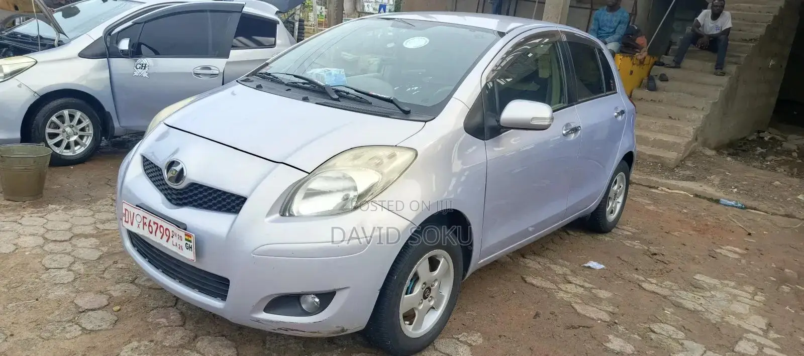 Toyota Vitz 1.3 FWD 5dr 2010 Silver