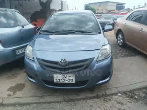 Toyota Yaris Base Sedan 4dr 2010 Gray