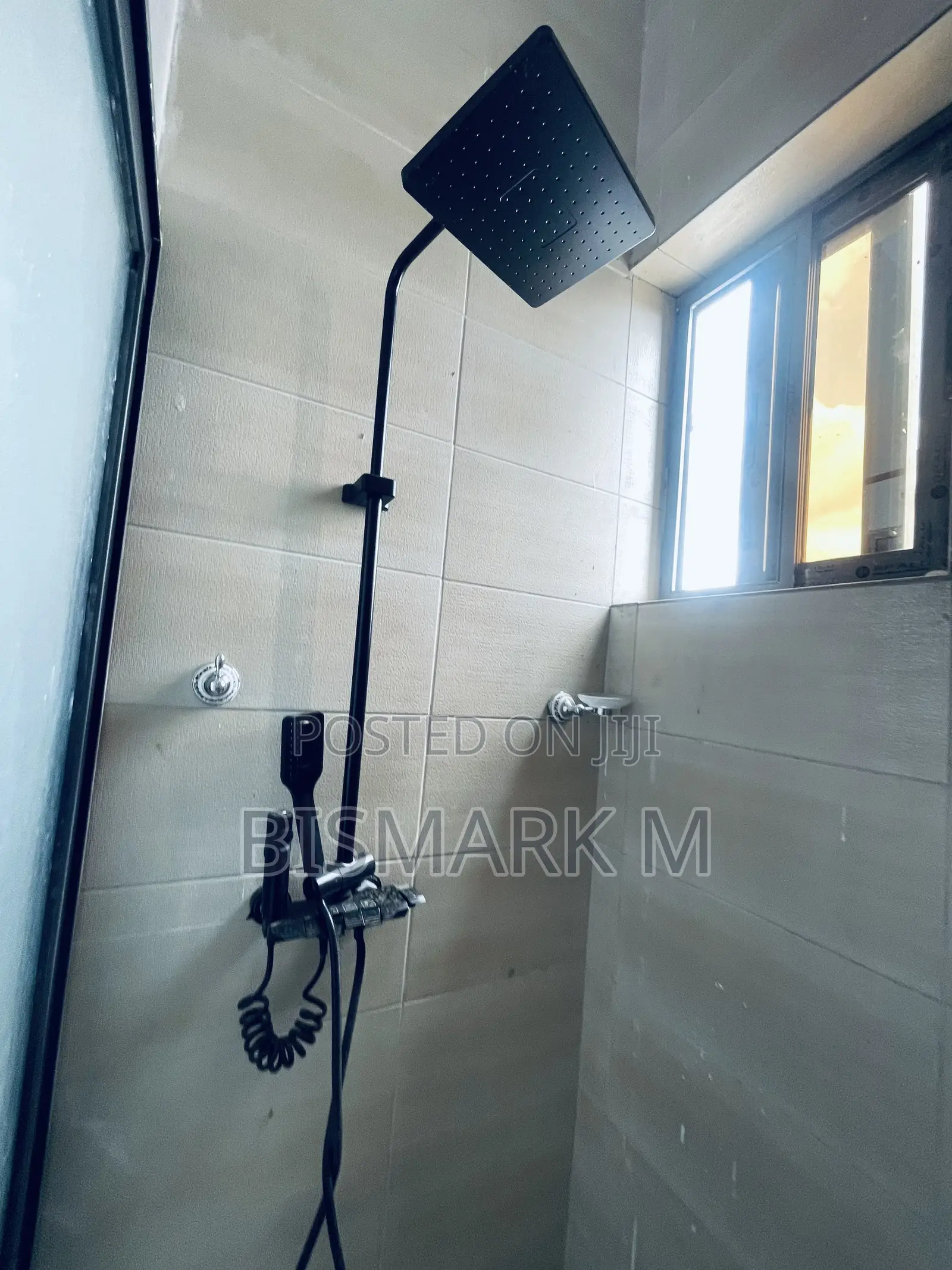 2bdrm House in School Junction., Ashaley Botwe for rent