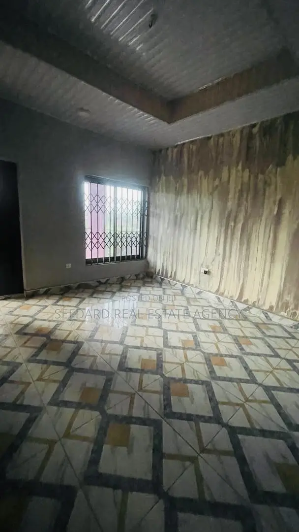 3bdrm Apartment in Sefdard Properties, Ashomang Estate for rent