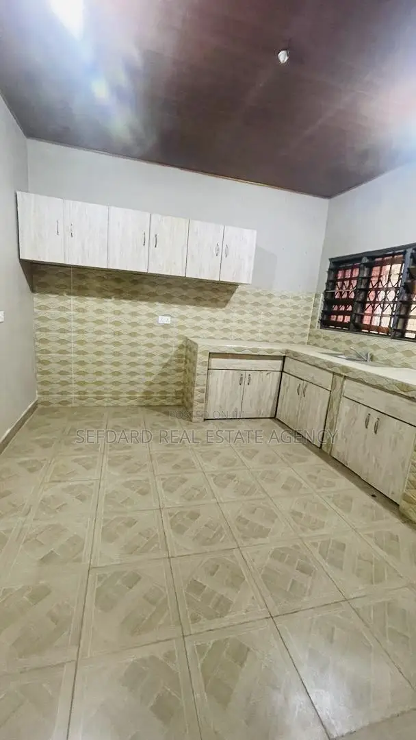 3bdrm Apartment in Sefdard Properties, Ashomang Estate for rent