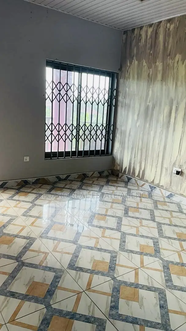 3bdrm Apartment in Sefdard Properties, Ashomang Estate for rent
