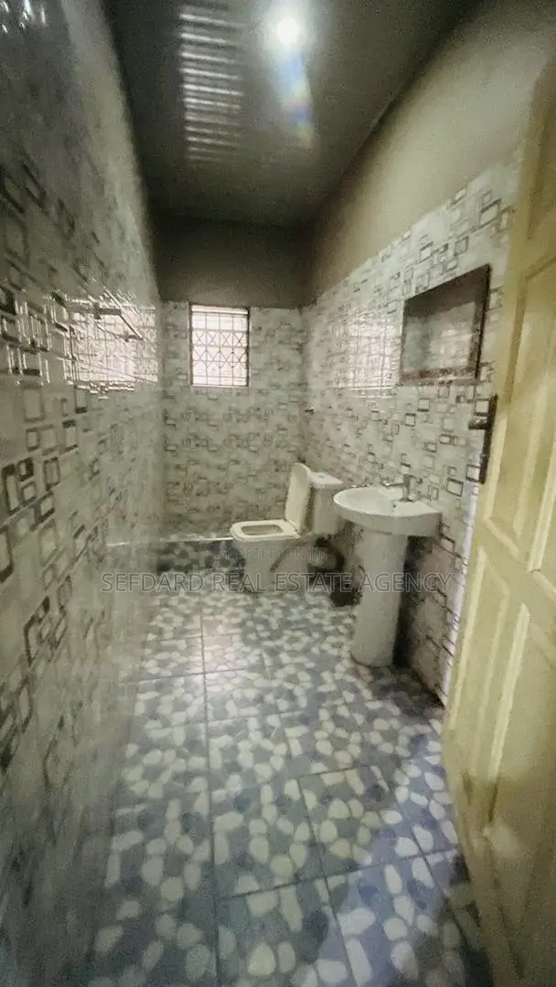 3bdrm Apartment in Sefdard Properties, Ashomang Estate for rent