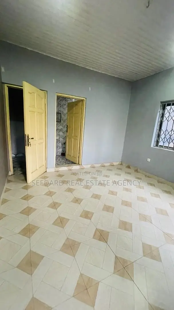 3bdrm Apartment in Sefdard Properties, Ashomang Estate for rent