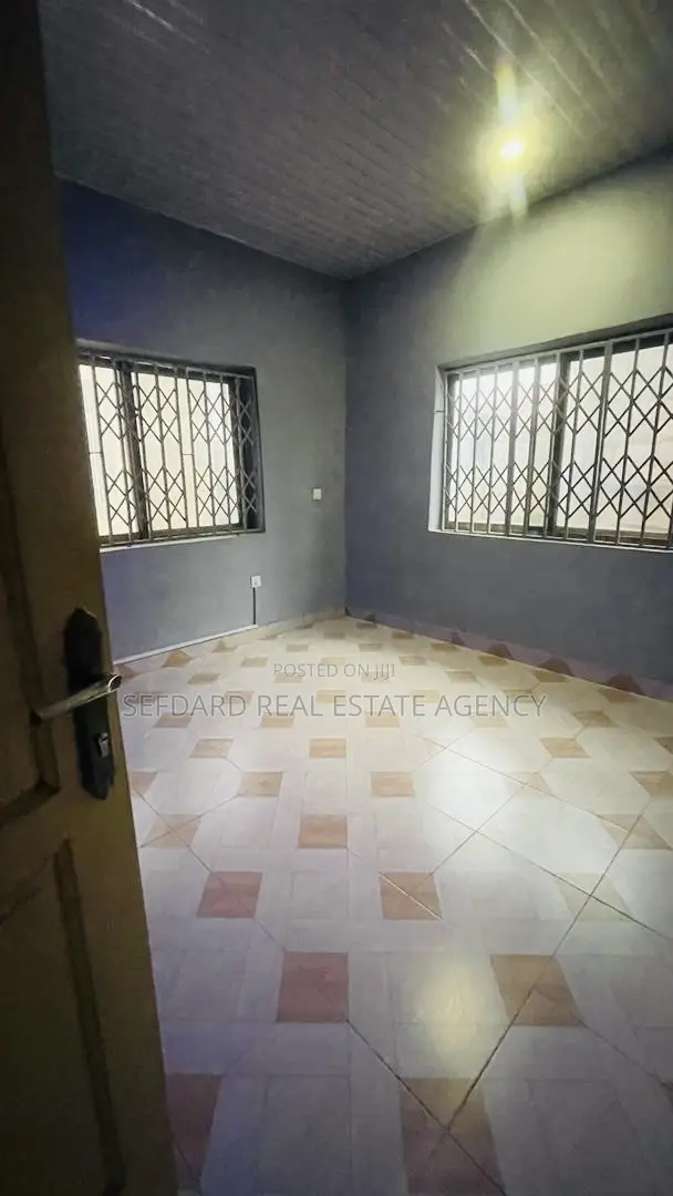 3bdrm Apartment in Sefdard Properties, Ashomang Estate for rent