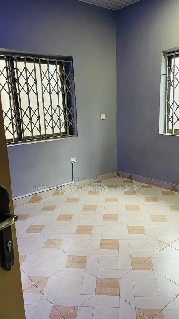 3bdrm Apartment in Sefdard Properties, Ashomang Estate for rent