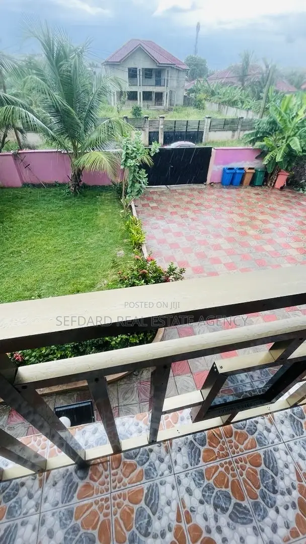 3bdrm Apartment in Sefdard Properties, Ashomang Estate for rent