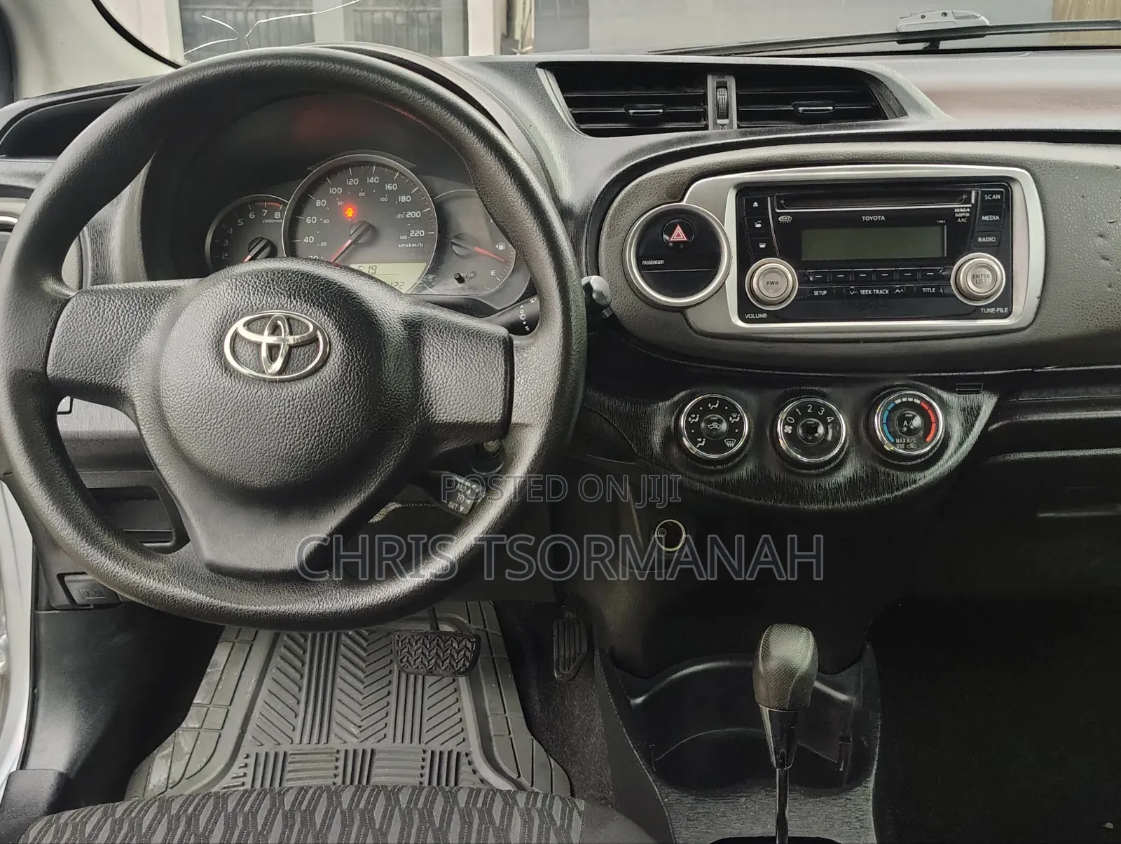 Toyota Yaris LE Hatchback 3dr 2014 Silver