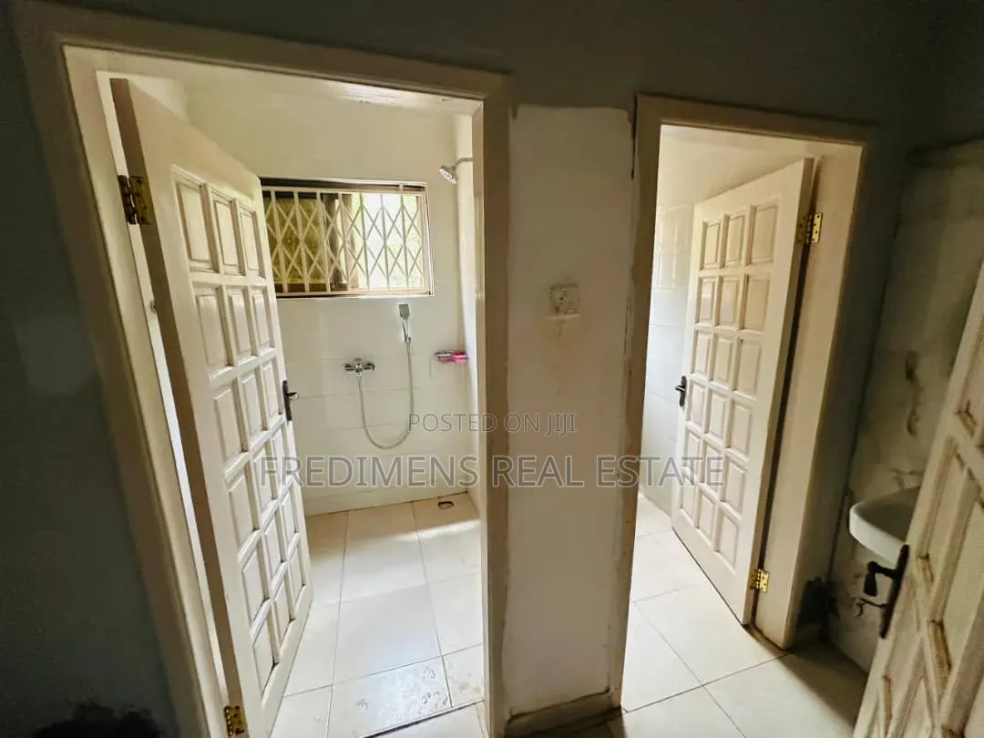 5bdrm House in Fredimens Real, Atwima Kwanwoma for sale