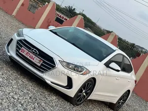 Hyundai Elantra SE Sedan FWD (2.0L 4cyl 6M) 2017 White
