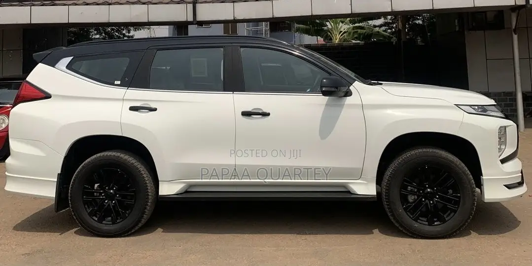 Mitsubishi Montero Sport 2023 White