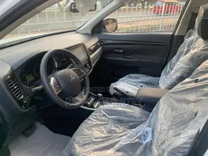 Mitsubishi Outlander 2022 White