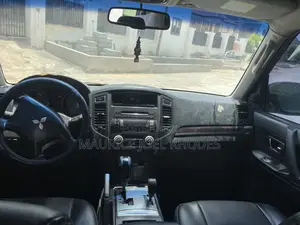 Mitsubishi Pajero 2011 White