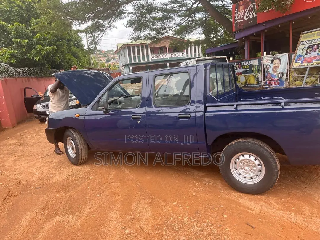 Nissan Hardbody 2000 Blue