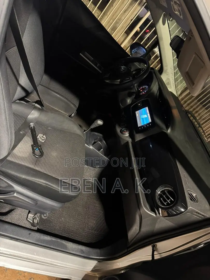 Toyota Vitz 1.3 FWD 5dr 2014 Silver