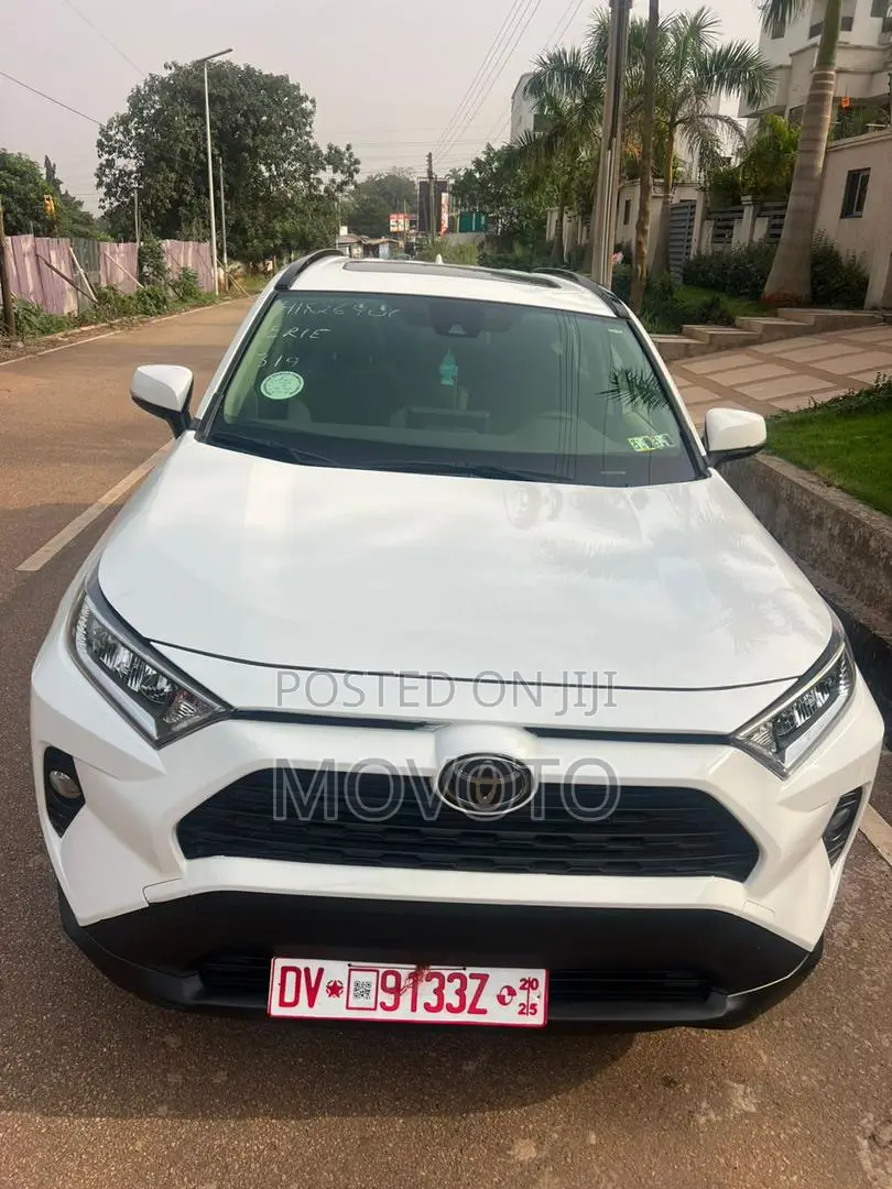Toyota RAV4 XLE AWD 2020 White