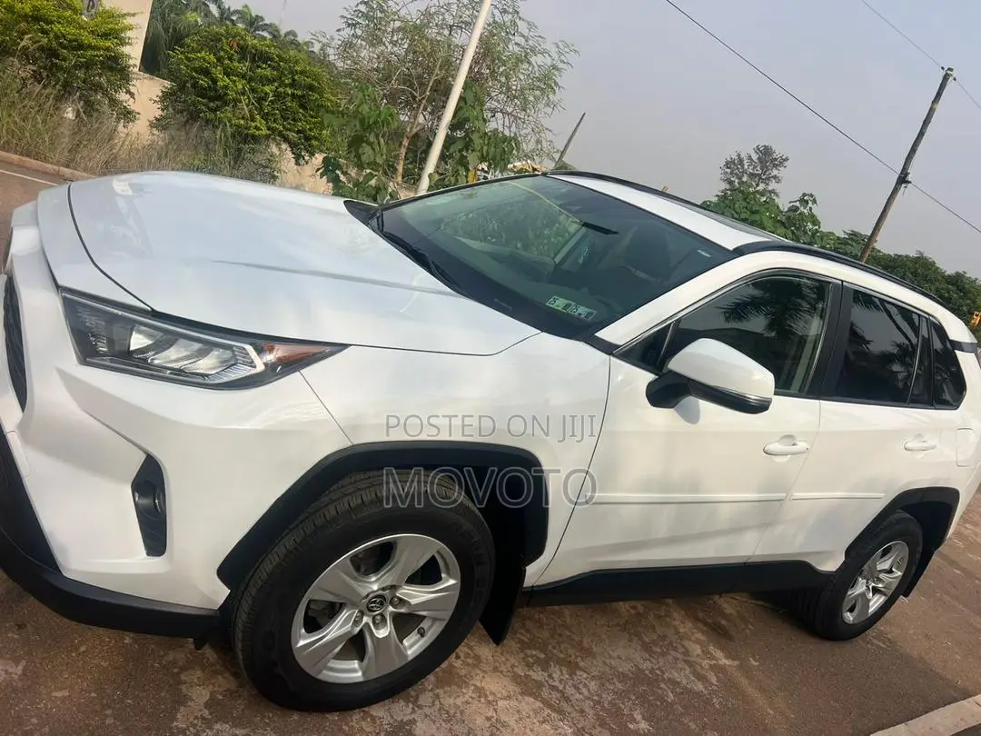 Toyota RAV4 XLE AWD 2020 White