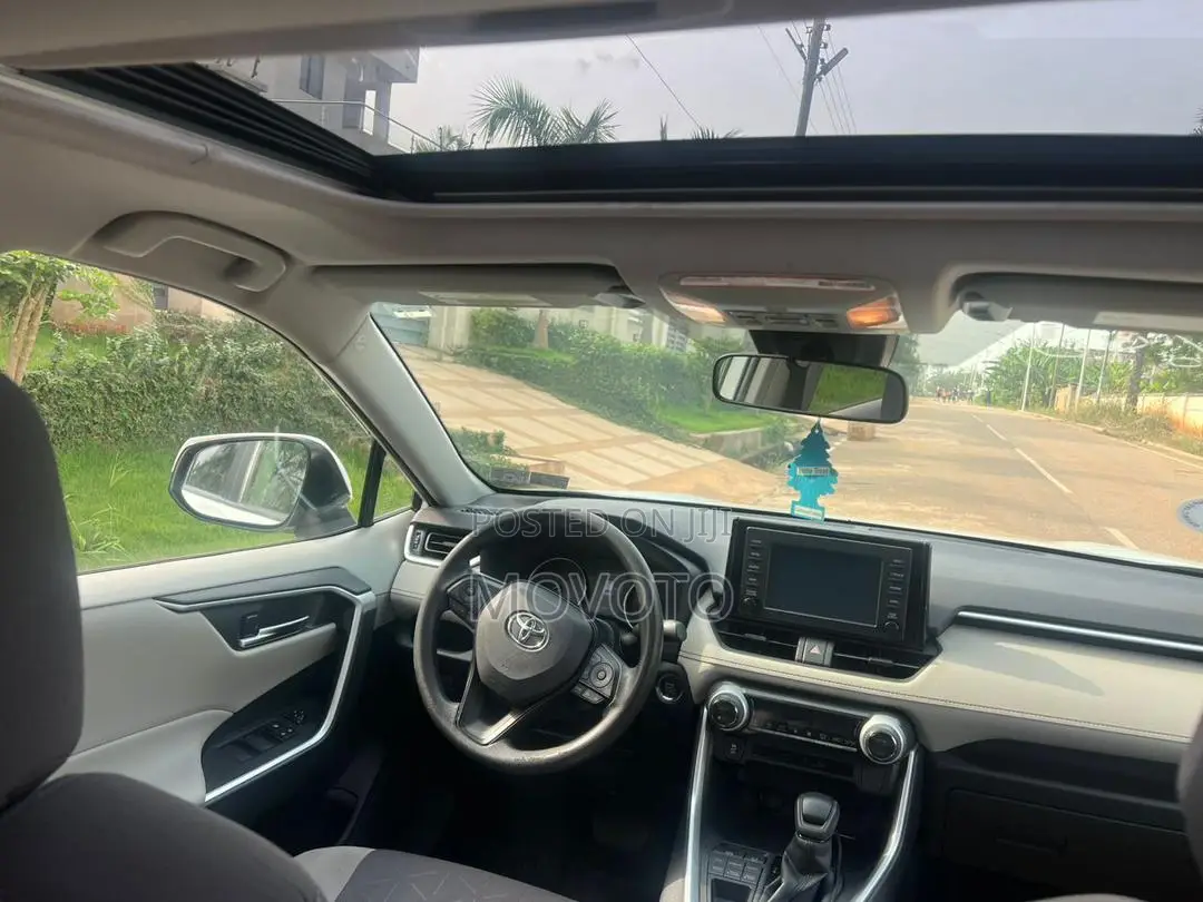 Toyota RAV4 XLE AWD 2020 White