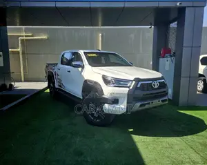 Toyota Hilux 2024 White