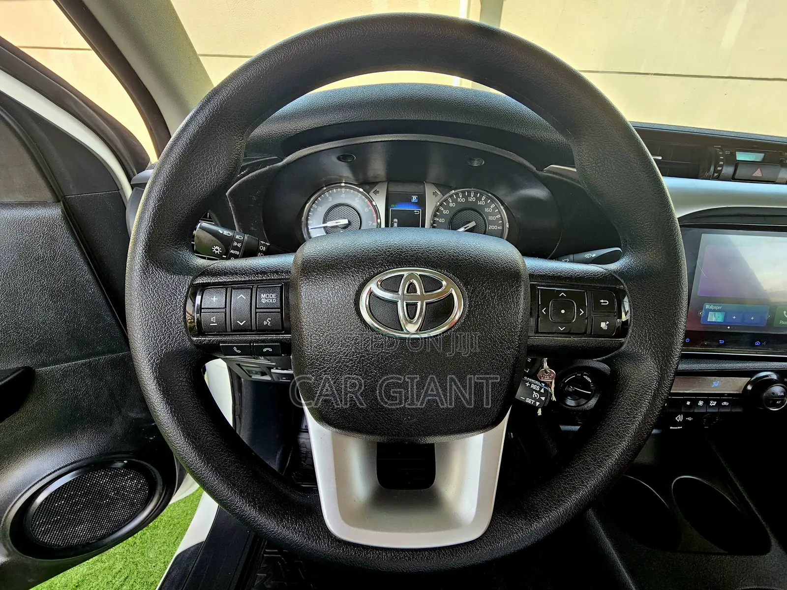 Toyota Hilux 2024 White