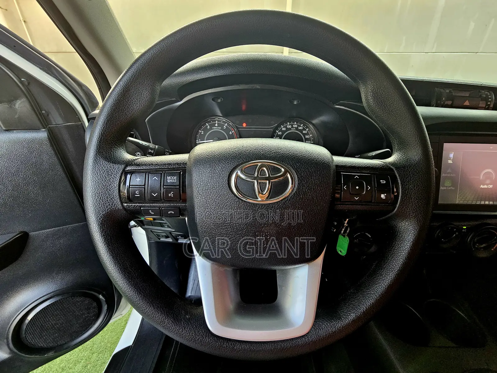 Toyota Hilux 2023 White