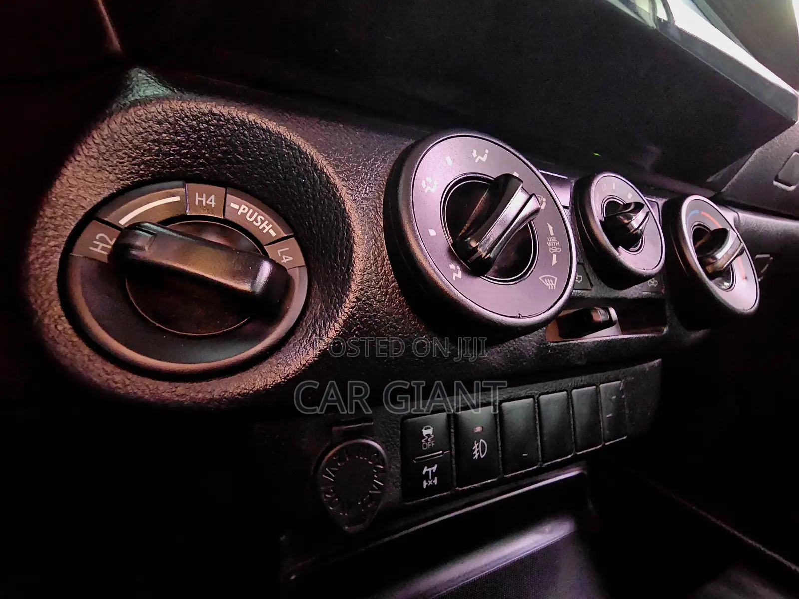 Toyota Hilux 2023 White