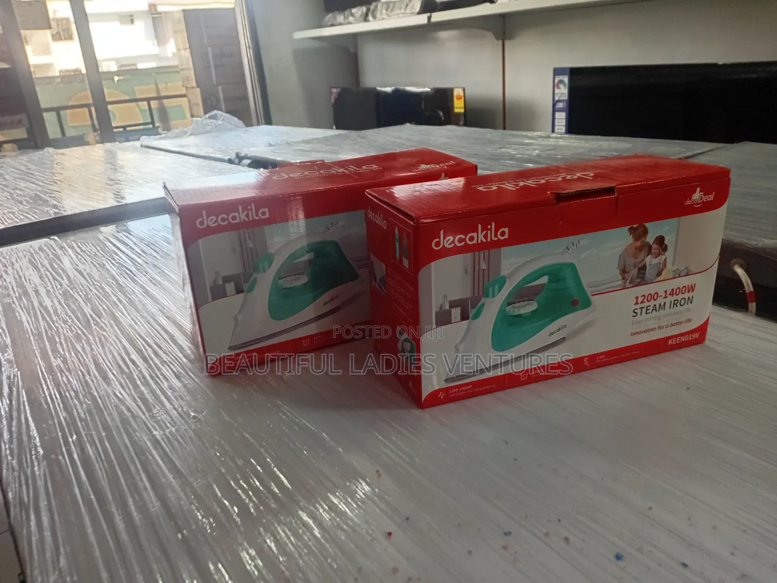 Modern Steam Iron With Adjustable Temperature Control