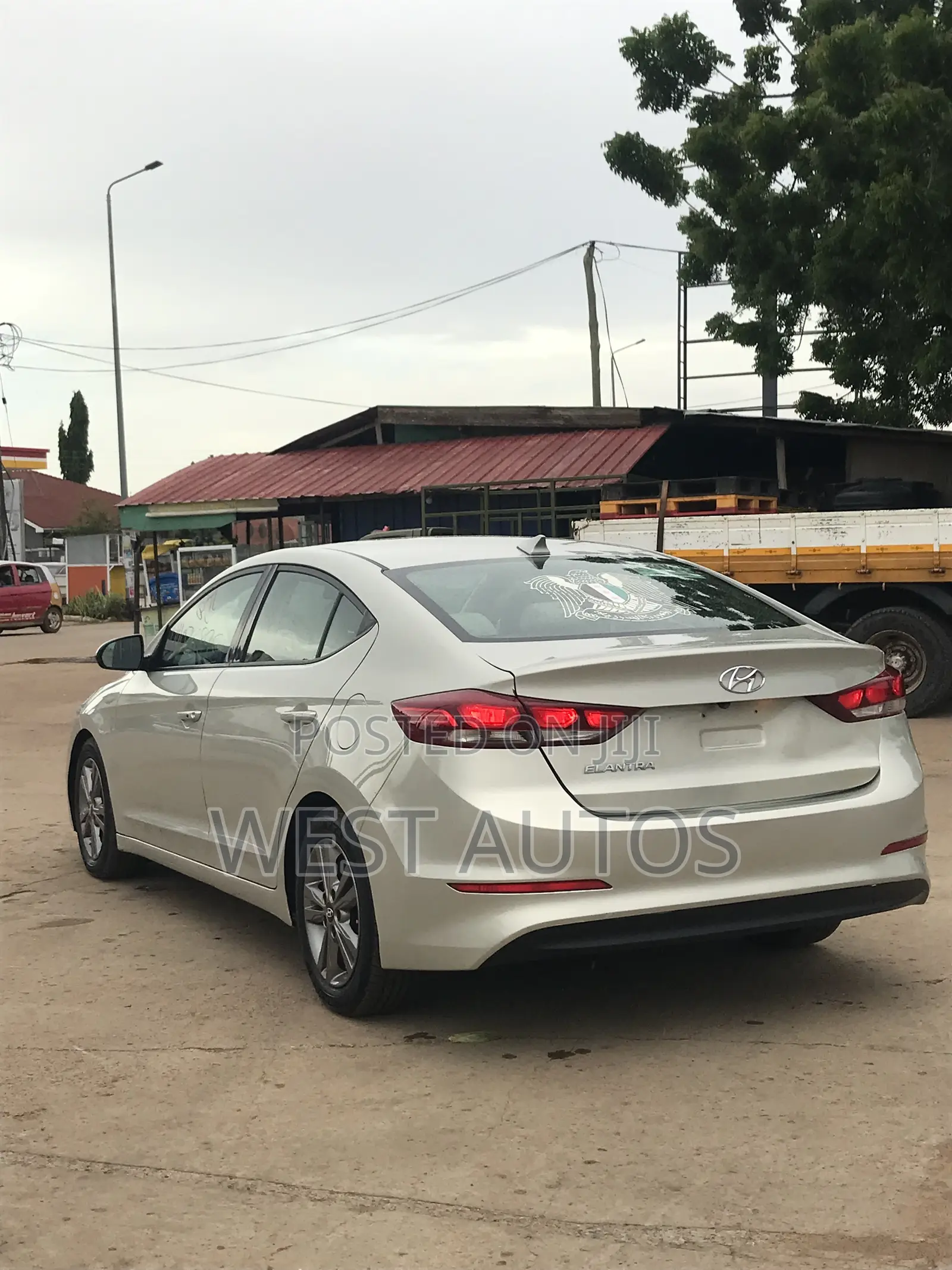 Hyundai Elantra Limited Sedan FWD (1.8L 4cyl 6A) 2016 Beige