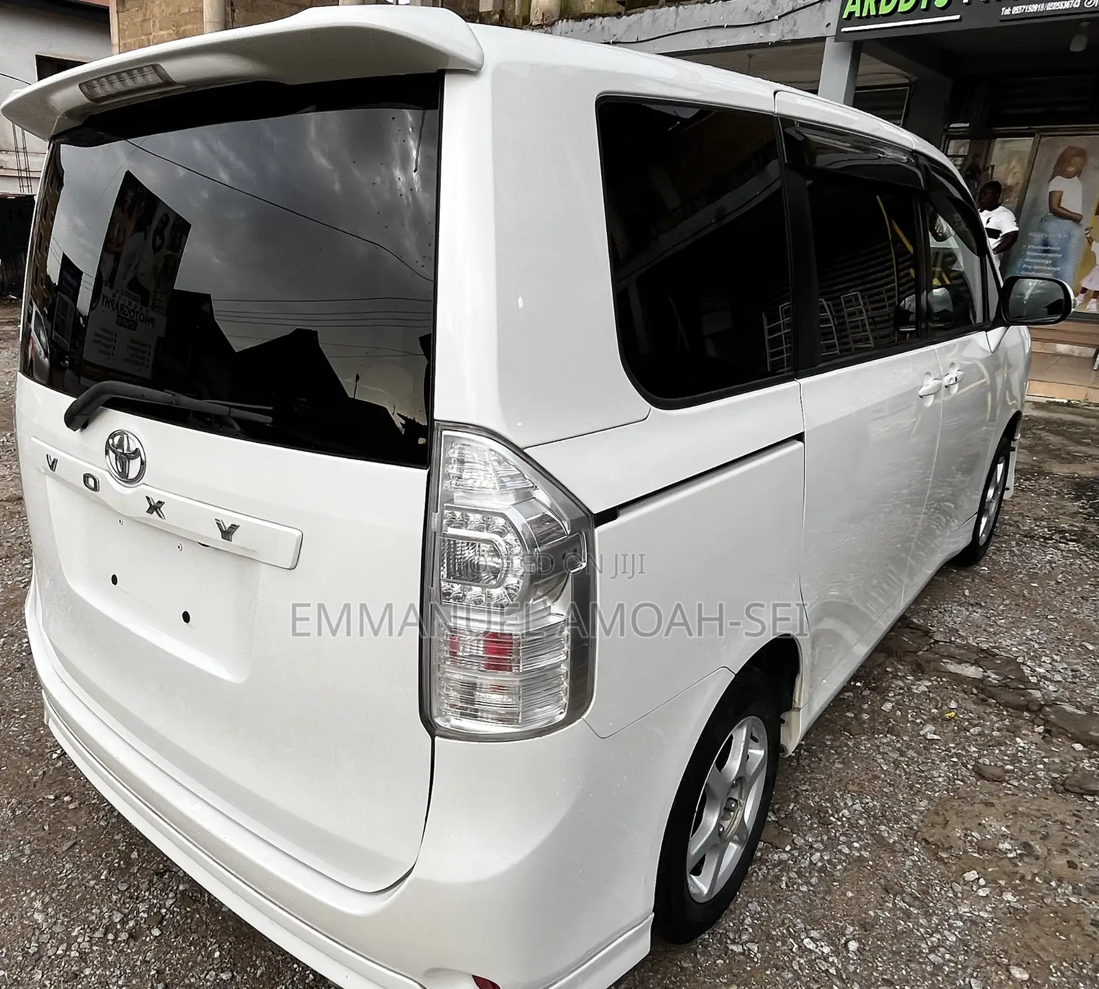Toyota Voxy 2010 White