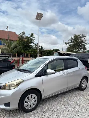 Toyota Vitz 2011 Silver