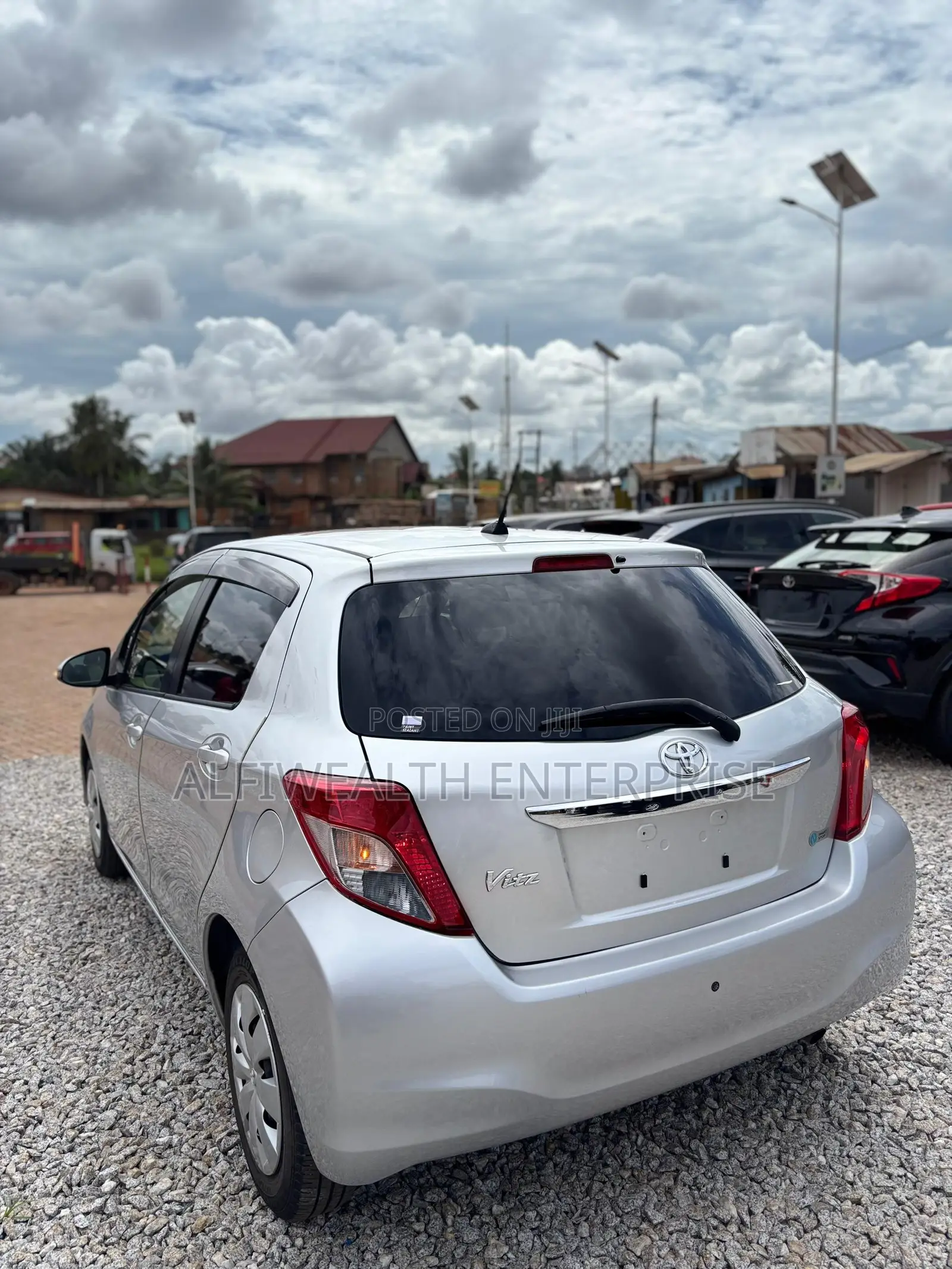 Toyota Vitz 2011 Silver