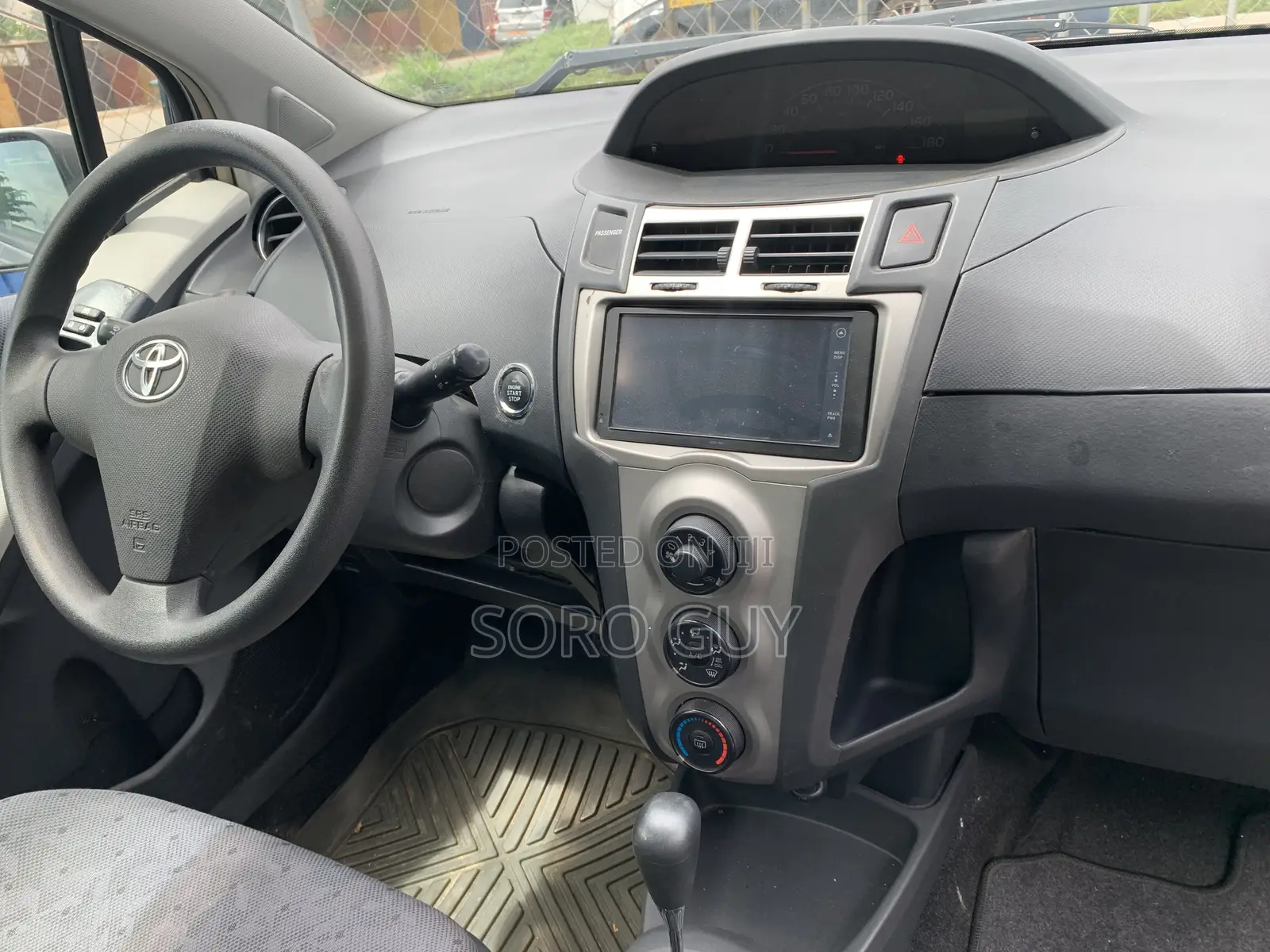 Toyota Vitz 2010 Silver
