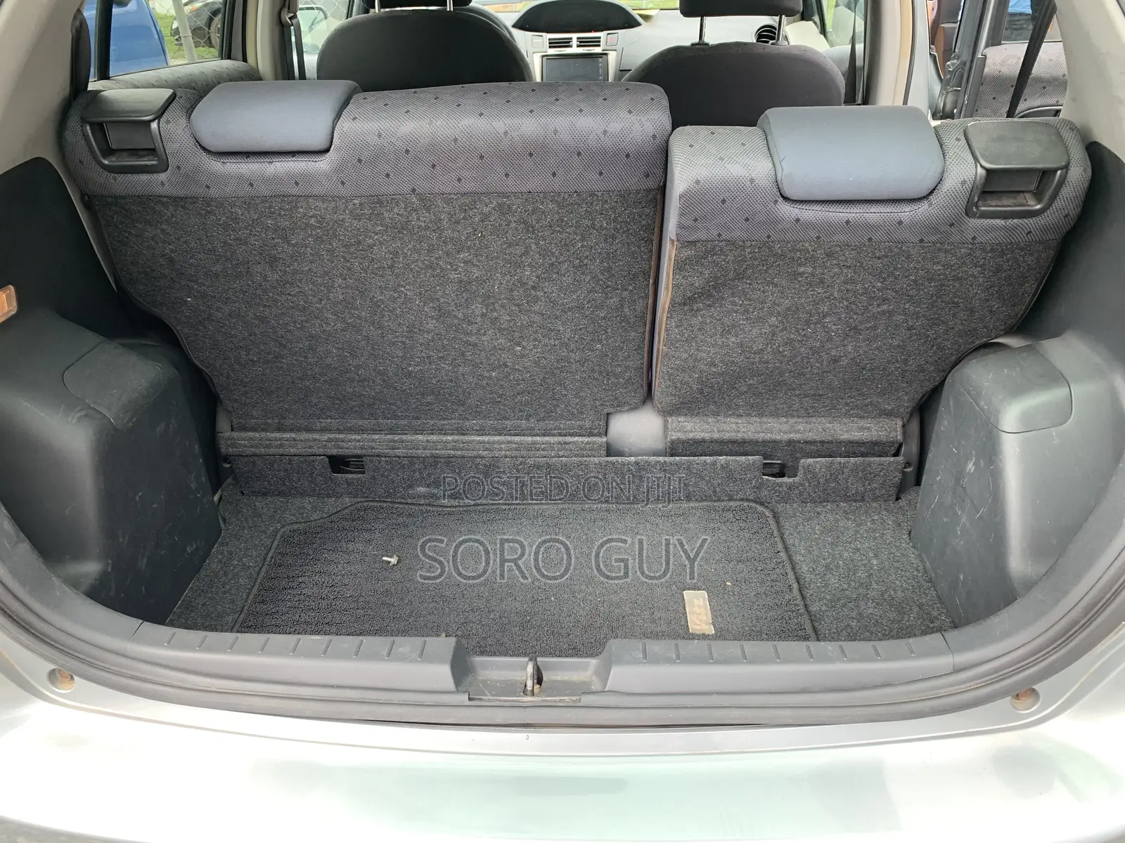 Toyota Vitz 2010 Silver