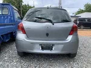 Toyota Vitz 2010 Silver