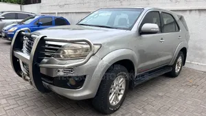 Toyota Fortuner 2.5 D AWD 2012 Silver