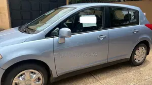 Nissan Versa 1.8 S Hatchback 2012 Blue