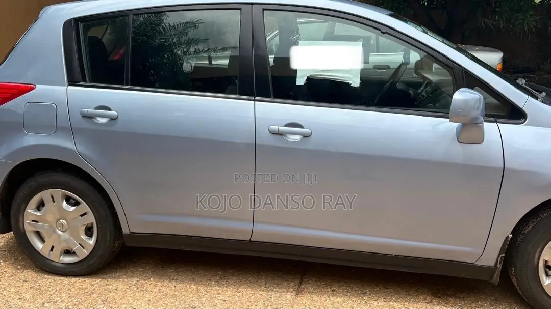 Nissan Versa 1.8 S Hatchback 2012 Blue