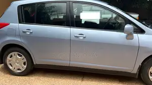 Nissan Versa 1.8 S Hatchback 2012 Blue
