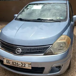 Nissan Versa 1.8 S Hatchback 2012 Blue