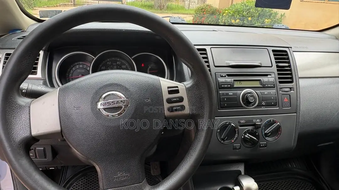 Nissan Versa 1.8 S Hatchback 2012 Blue