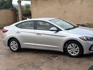 Hyundai Elantra SE Sedan FWD (2.0L 4cyl 6M) 2017 Silver