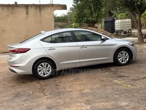 Hyundai Elantra SE Sedan FWD (2.0L 4cyl 6M) 2017 Silver