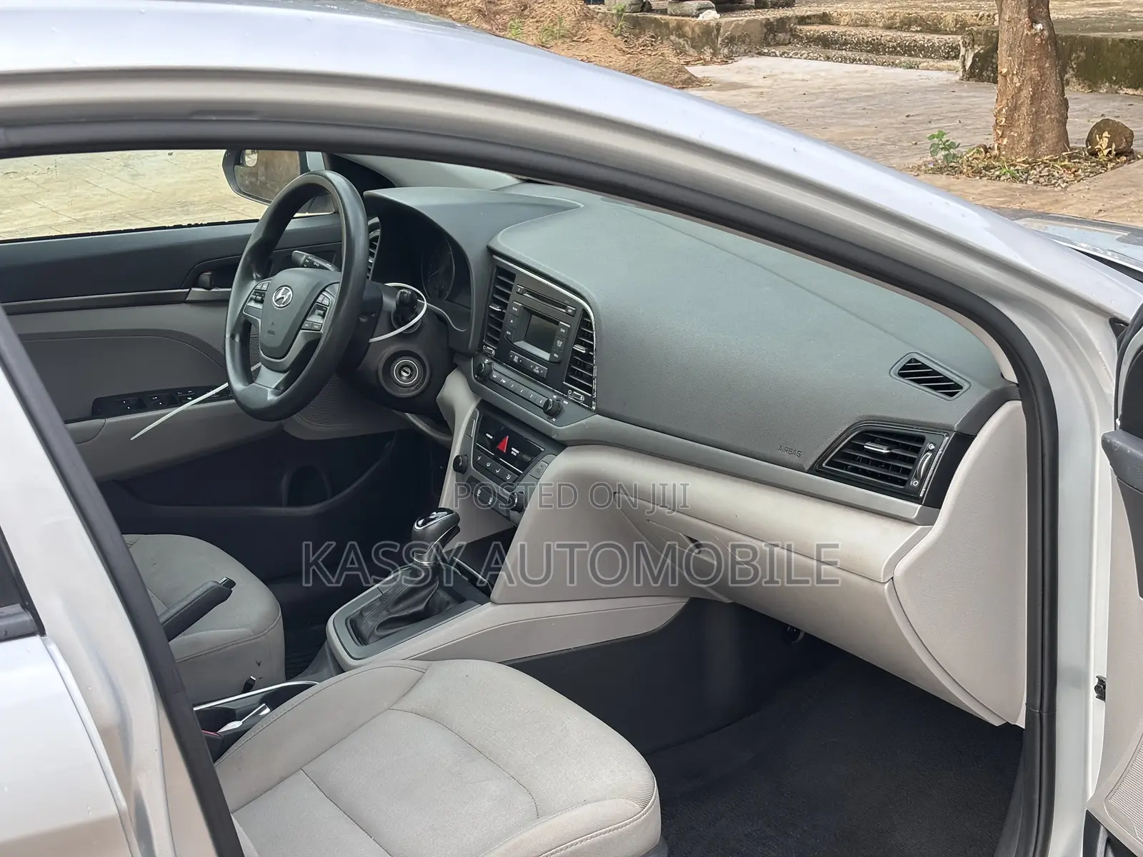 Hyundai Elantra SE Sedan FWD (2.0L 4cyl 6M) 2017 Silver