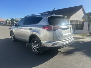Toyota RAV4 LE 4dr SUV (2.5L 4cyl 6A) 2018 Silver