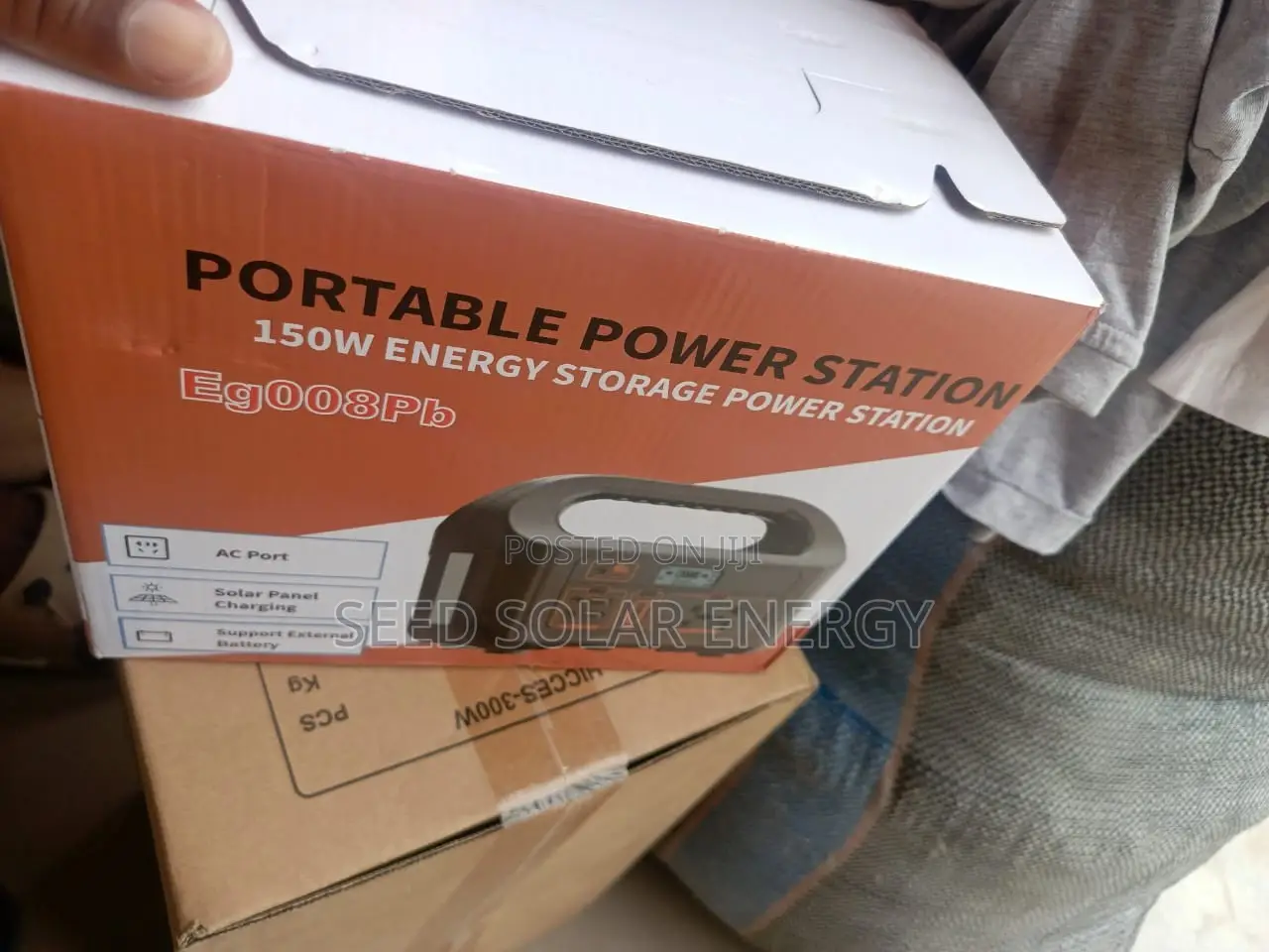 150 Watt Solar Power Station With Solar Panels and Light Bulbs