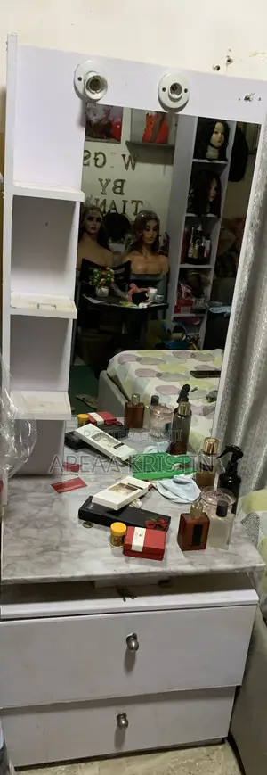Dresser With Mirror