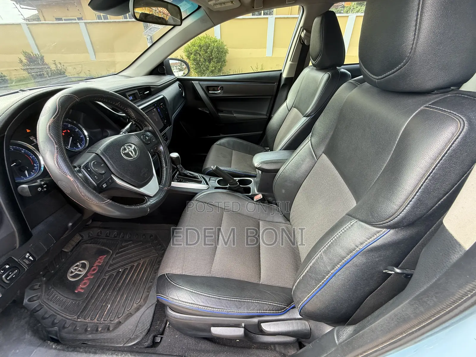 Toyota Corolla LE (1.8L 4cyl 2A) 2018 Blue