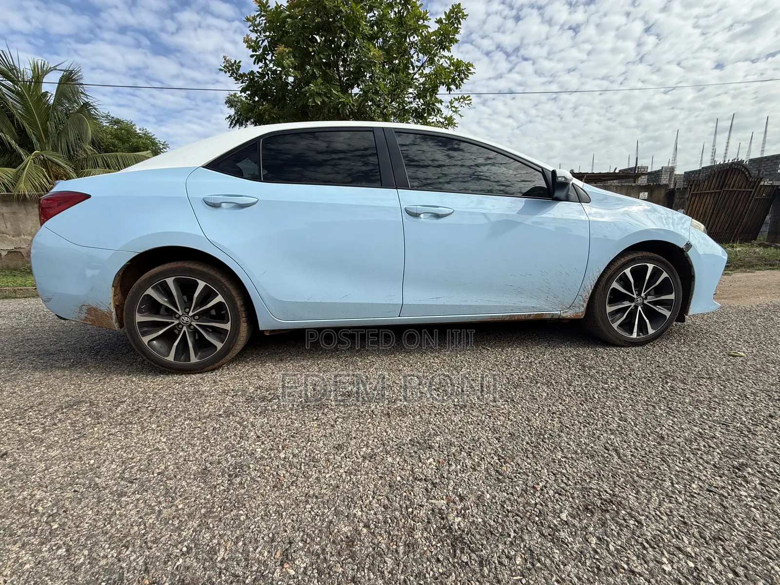 Toyota Corolla LE (1.8L 4cyl 2A) 2018 Blue