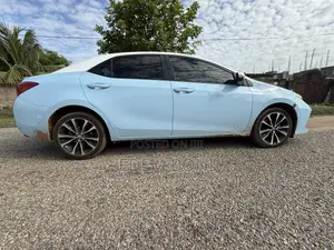 Toyota Corolla LE (1.8L 4cyl 2A) 2018 Blue