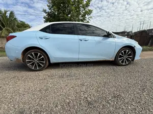 Toyota Corolla LE (1.8L 4cyl 2A) 2018 Blue